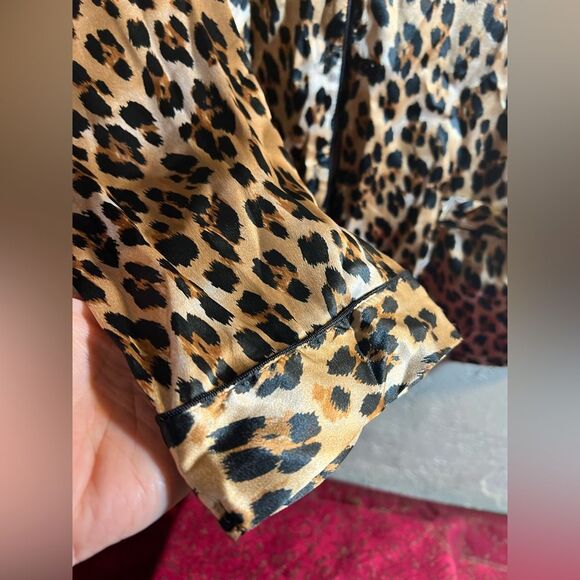 Victoria Secret NWT Leopard Print Women's button up pajama top, medium - Picture 7 of 10